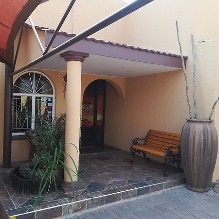 Safari Guesthouse Vryburg Exterior foto